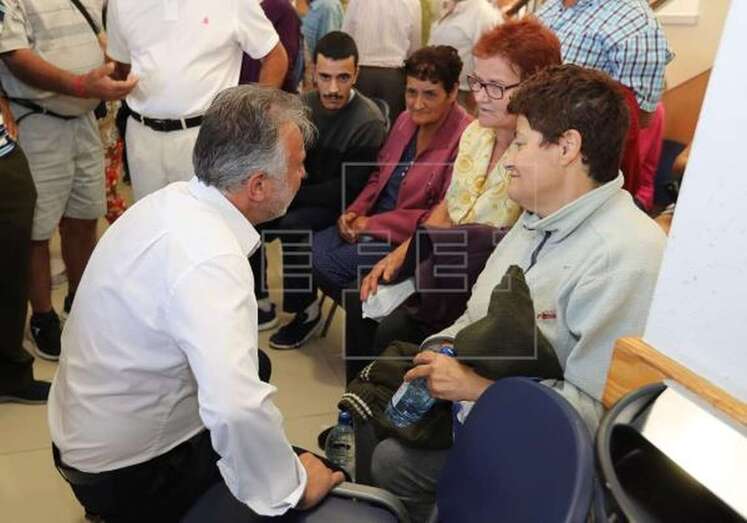 El presidente del Gobierno de Canarias, Angel Víctor Torres (i) durante su visita a los vecinos desalojados de sus casas (Foto Efe / Elvira Urquijo A.)